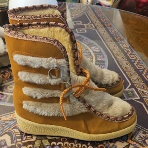 Vintage size 7- 7.5 Cozy Tan and Cream Winter Boots
